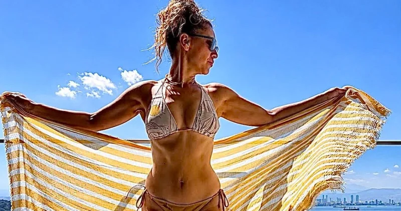 Evrim Alasya dan bikinili poz