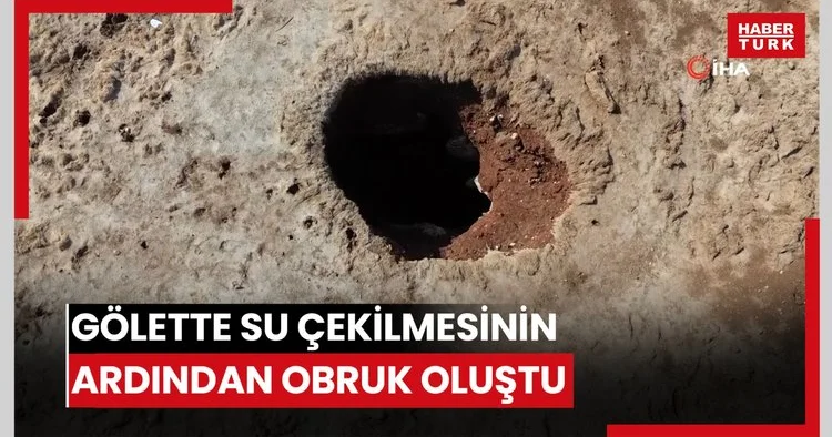 Gölette su çekilmesinin ardından obruk oluştu