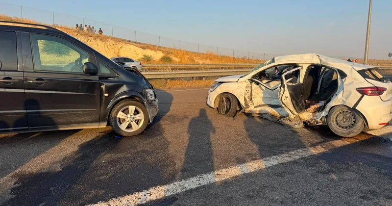 Şanlıurfa da otomobil ile minibüs çarpıştı: Ölü ve yaralılar var