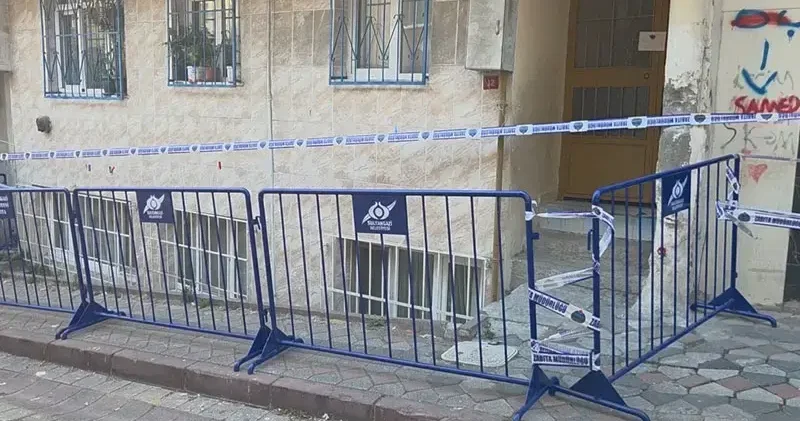 Sultangazi de kolonlarında çatlaklar oluşan bina tahliye edildi