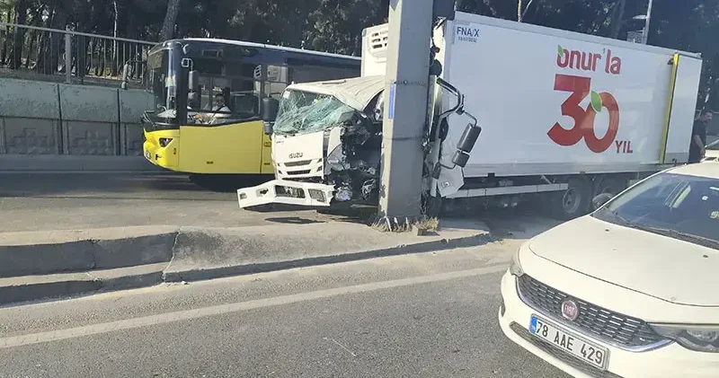 Bahçelievler D 100 Karayolunda seyir halindeki kamyonet direğe çarptı; şoför yaralandı