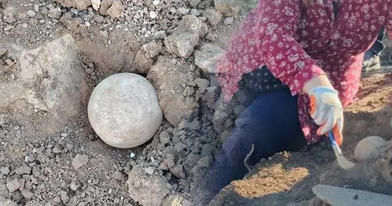 Hiçbir benzeri bulunmayan Greyfurt büyüklüğünde taş küre buldular: 2 teori üzerinde duruyorlar Sözcü Gazetesi