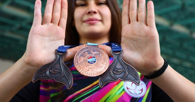 Yüzmeyi öğrenmek için başladı, kırık parmakla dünya üçüncüsü oldu Zeynep Avcı dan, CMAS Paletli Yüzme Gençler Dünya Kupası nda büyük başarı Elazığ Haberleri Habertürk Yerel Haberler