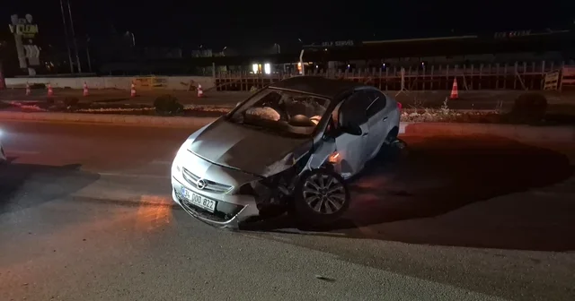 Eskişehir de alkollü sürücünün kullandığı otomobil orta refüjdeki tabelayı devirdi Sol tekerlekleri yerinden çıkan otomobil kullanılamayacak duruma geldi Eskişehir Haberleri Habertürk Yerel Haberler