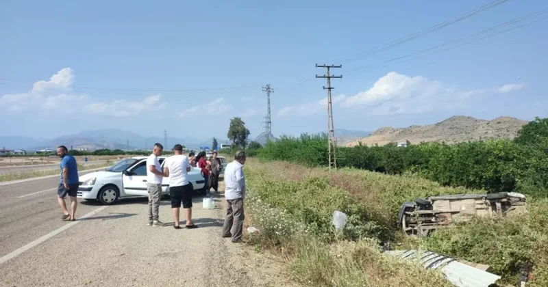 Otomobilin çarptığı araç bahçeye devrildi: 4 yaralı