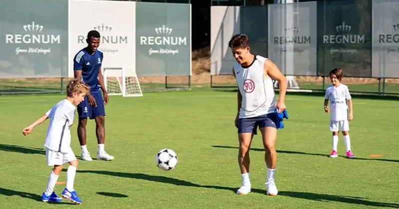 Arda Güler den minik futbolcuların antrenmanına sürpriz ziyaret Fanatik Spor Haberleri Video
