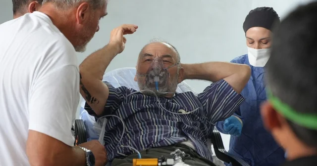 İnşaatın bodrum katına boya taşıyan 2 işçi kokudan baygınlık geçirdi İşçilerden biri arkadaşları tarafından çıkarılırken, diğeri ekiplerin müdahalesiyle kurtarılarak hastaneye kaldırıldı Antalya Haberleri Habertürk Yerel Haberler