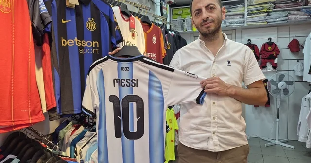 Milli maçların ardından forma satışlarında Messi hareketliliği Forma satışlarında önce genç yıldızlar, ardından Messi talep gördü Dünya Kupası nda süreç ilerledikçe taraftarın forma tercihi de değişti Eskişehir Haberleri Habertürk Yerel Haberler