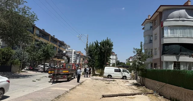 Vincin bomu telefon teline takıldı, devrilen direk minibüsün üzerine düştü Konya Haberleri Habertürk Yerel Haberler