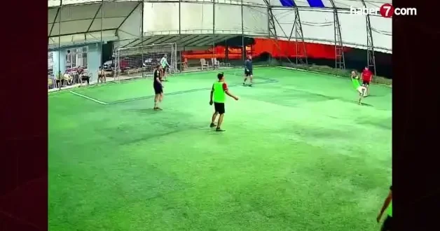 Halı sahada müthiş gol kamerada!