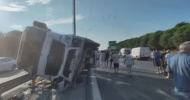 Büyükçekmece de beton tankeri devrildi; yol trafiğe kapatıldı