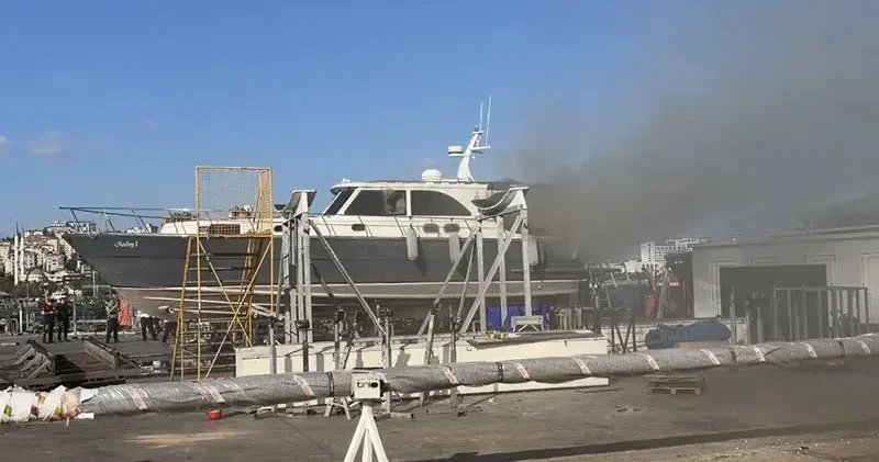 Pendik Marina’da bakımdaki teknede çıkan yangın söndürüldü