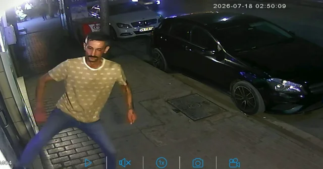 İş yerinin camını tekmeyle kıran şüpheliyi esnaf yakaladı; olay anı kamerada Eskişehir Haberleri Habertürk Yerel Haberler