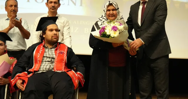 Annesinin tekerlekli sandalyeyle okula getirip götürdüğü Abdulsamet, üniversiteyi dereceyle bitirdi Kayseri Haberleri Habertürk Yerel Haberler