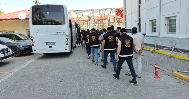 Eskişehir de polisin de yaralandığı kavga ile ilgili 18 şüpheli adliyeye sevk edildi Bir şüpheli emniyetten çıkarılırken, Türk polisinin şehit etmek isteyenler diğerleri dedi Eskişehir Haberleri Habertürk Yerel Haberler