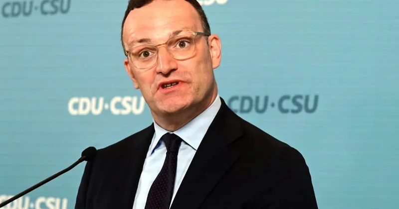 Alman eşcinsel siyasetçi, taşıyıcı anne yoluyla çocuk sahibi oldu, baskıların ardından istifa etti