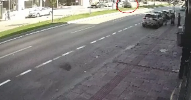 Refüjdeki ağaçlara ve aydınlatma direğine çarpan otomobilin takla attığı kaza kamerada: 2 yaralı Bursa Haberleri Habertürk Yerel Haberler
