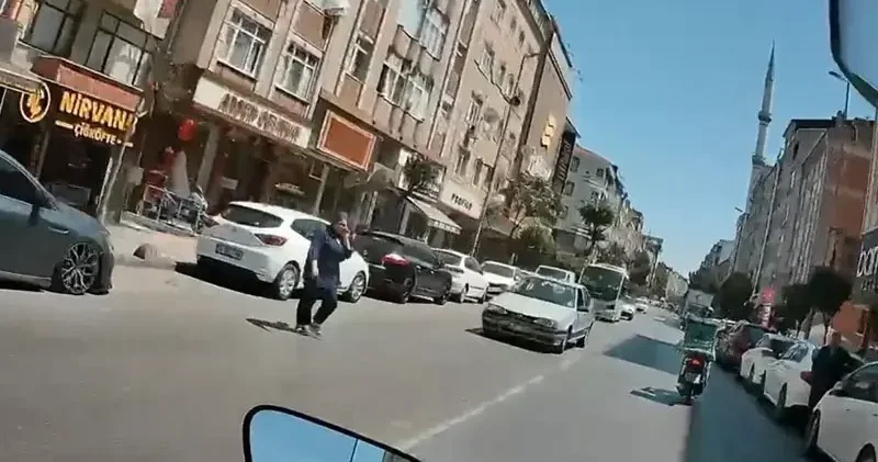 Esenler de otomobilin kadına çarptığı anlar kamerada