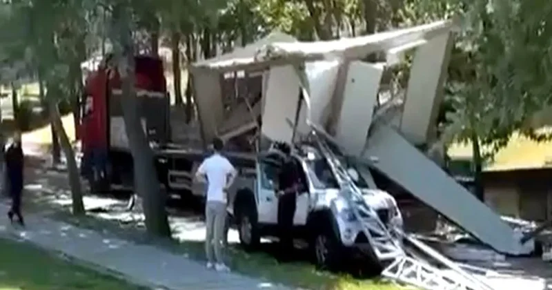 Bahçeşehir’de TIR ın dorsesindeki konteyner, cipin üzerine devrildi