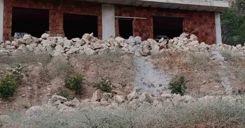 Gercüş’te iskeleden düşen taş ustası ağır yaralandı