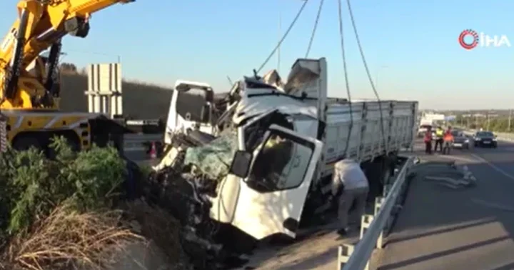 Çanakkale de feci kaza! Kamyon bariyerlere çarptı: 2 can kaybı