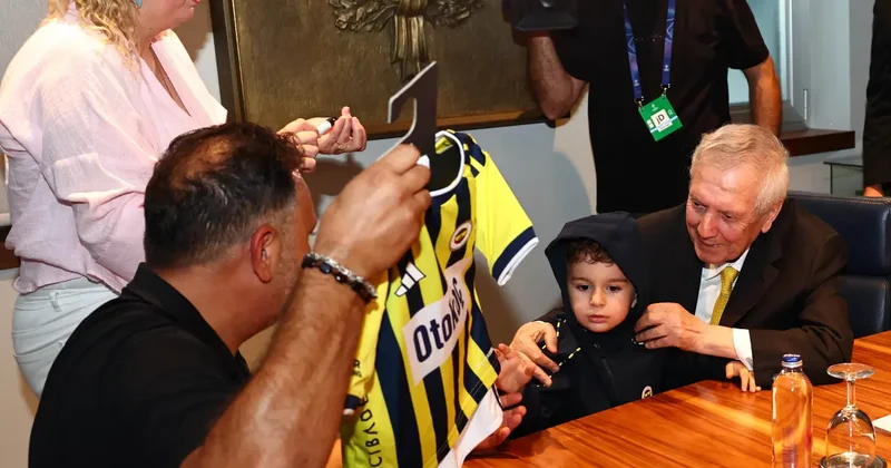 Forması çıkartılmaya çalışılmıştı! Lyon maçında Aziz Yıldırım ın özel konuğu oldu