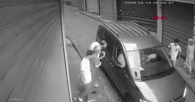 Fatih te Üzerime sürdün deyip sürücüye tekmeli bıçaklı saldırdılar
