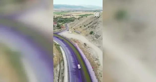 Afyonkarahisar da tırdan dökülen boya sürücüleri zor durumda bıraktı