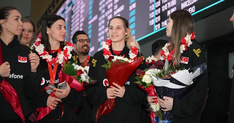 Dünya ikincisi milliler yurda döndü! Havalimanında duygusal karşılama