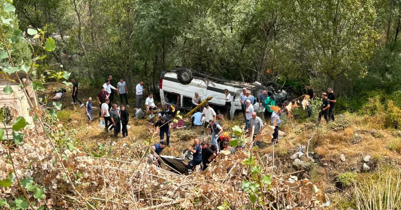 Sivas ta yolcu minibüsü devrildi: 4 ölü, 10 yaralı