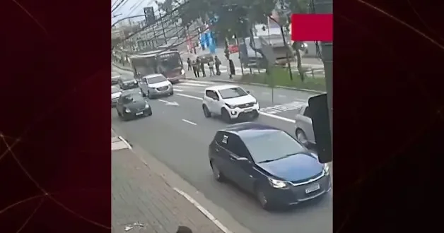 Öfkeli sürücü aynasına vuran bisikletliye dehşeti yaşattı