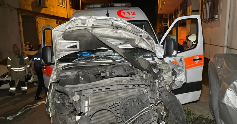 Hasta taşıyan ambulans ile otomobil çarpıştı: 3 yaralı