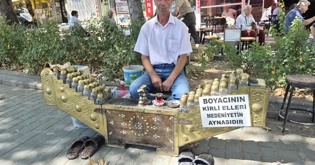 Seyyar ayakkabı boyacısının astığı yazı çevrede dikkat çekiyor Eskişehir Haberleri Habertürk Yerel Haberler