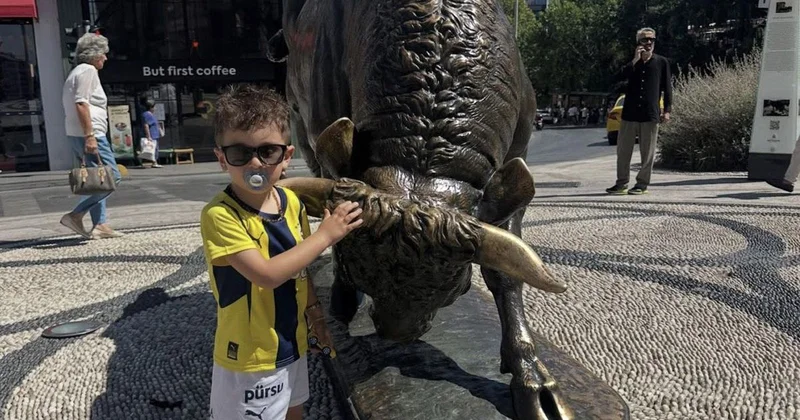 Forması çıkartılan minik Fenerbahçe taraftarı Kadıköy de! Verdiği poza beğeni yağıyor