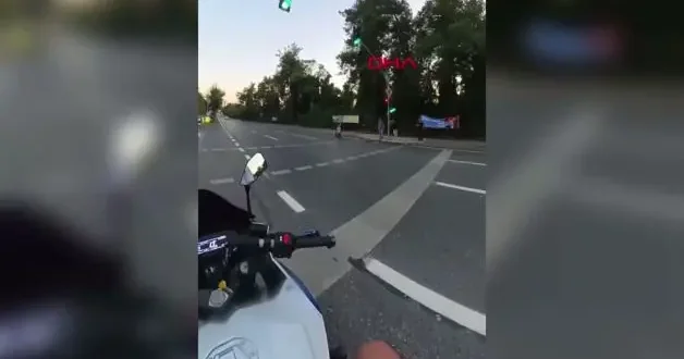 Sarıyer de otomobilin kadına çarptığı feci anlar kask kamerasında