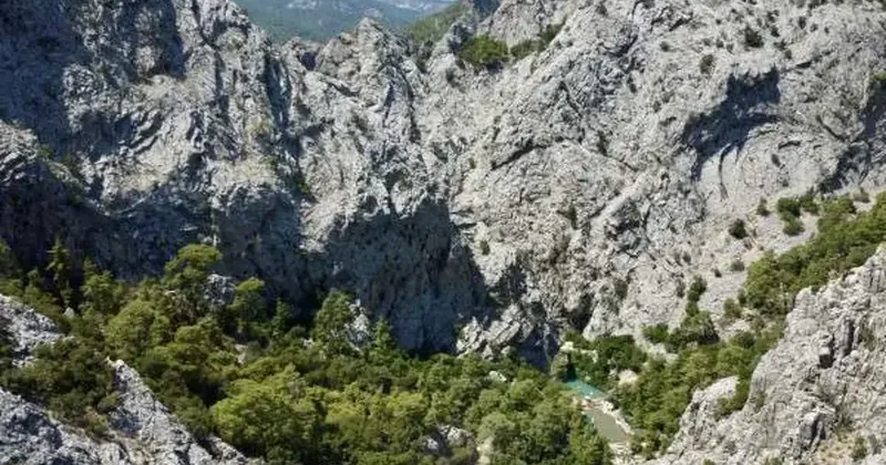 Turistler akın ediyor macera tutkunları doyamıyor: Antalya nın Göynük Kanyonu göreni büyülüyor
