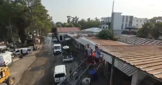 Patrondan çatıda güneş altında çalışan işçilere dronla soğuk içecek servisi Osmaniye Haberleri Habertürk Yerel Haberler