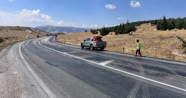 Araçların mor renge boyandığı yolda gerçek ortaya çıktı Araçların tırdan dökülen boya nedeniyle mora boyandığı belirlendi Afyonkarahisar Haberleri Habertürk Yerel Haberler