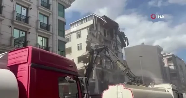 Zeytinburnu’nda kentsel dönüşüm sırasında 4 katlı bina aniden çöktü