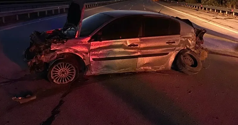 Kırklareli’de bariyerlere çarpan otomobil hurdaya döndü
