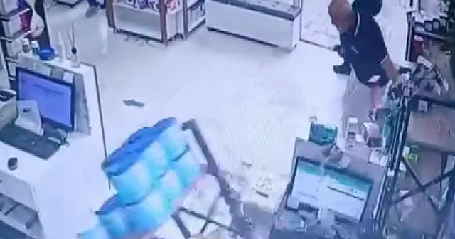 Fırtınada camları patlayan eczanedeki panik anları kameraya yansıdı Malatya Haberleri Habertürk Yerel Haberler
