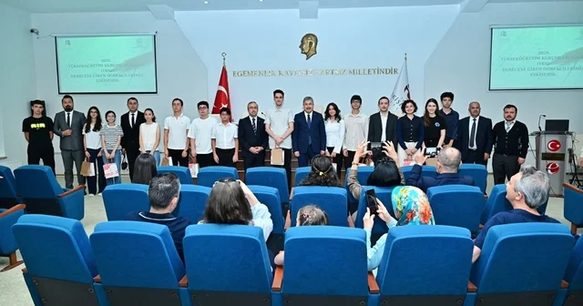Vali Yılmaz, YKS ve LGS de tam puan alan öğrencilerle bir araya geldi Eskişehir Haberleri Habertürk Yerel Haberler