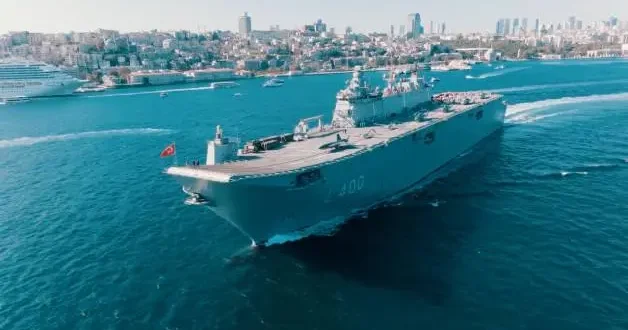 Türk donanması İzmit Körfezi’nde vatandaşları selamlayacak