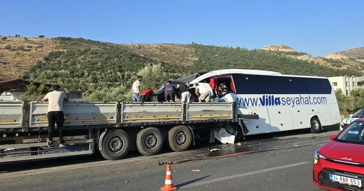Milas ta tur otobüsü, TIR a arkadan çarptı: 2 can kaybı, 8 yaralı