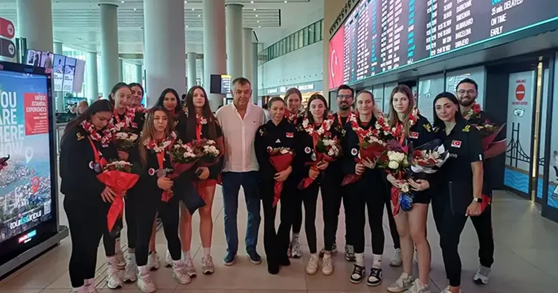 Dünya ikincisi U17 Voleybol Milli Takımı’na çiçekli karşılama Voleybol Haberleri Spor