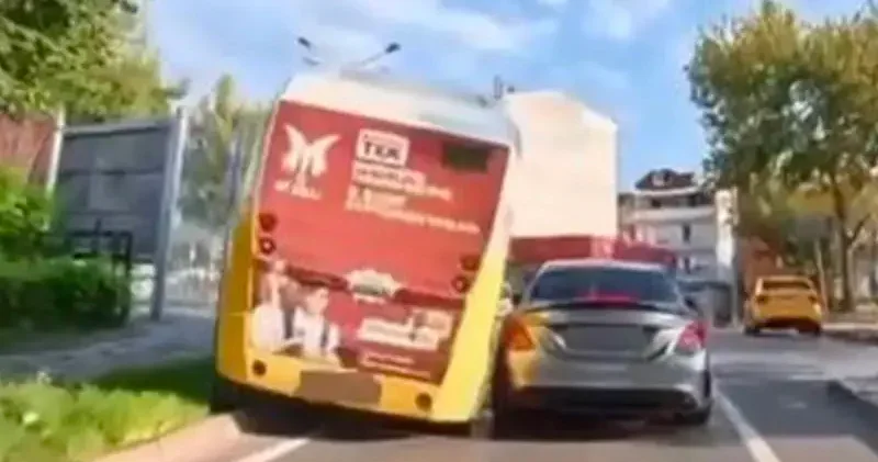Bursa da belediye minibüsü elektrik direğine çarptı: Kaza anı kamerada
