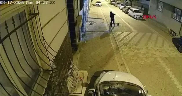 Skuterli kundakçı kamerada: Eski sevgilisinin evine benzin döküp yaktı