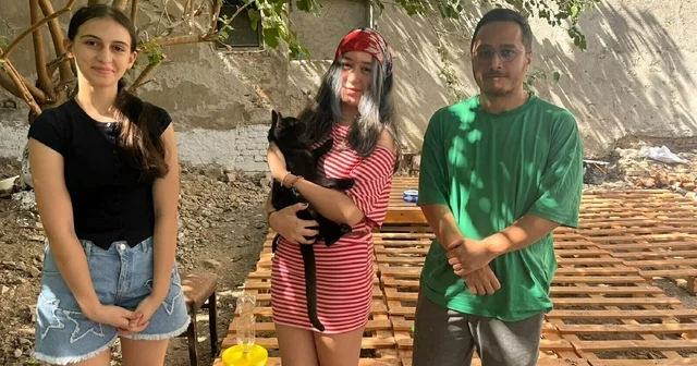 Sokak kedileri için mahalle projesi; 13 yaşındaki Bade den su ve mama kabı desteği İzmir Haberleri Habertürk Yerel Haberler