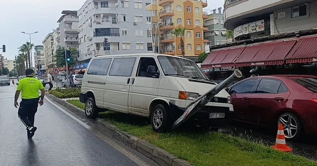 Kayan kamyonetin karşı şeride geçmesini refüjdeki tabela engelledi Antalya Haberleri Habertürk Yerel Haberler