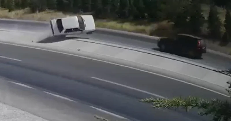 Konya daki feci kaza kamerada: Otomobil kağıt gibi savruldu